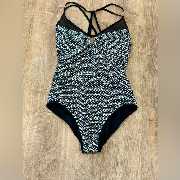 lululemon athletica Wave Wanderer Black and White One Piece Swimsuit - Picture 1 of 5